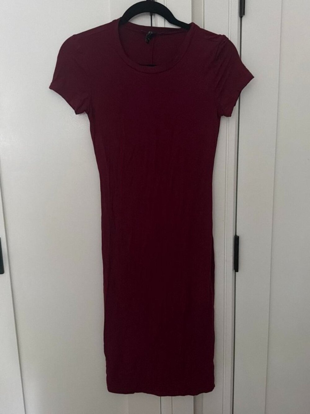 Burgundy bodycon dress with short sleeves